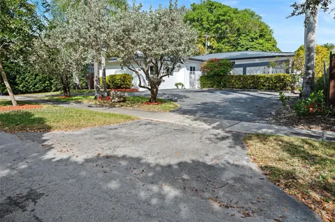 $2,595,000 | 218 Shore Drive South, Miami, FL 33133