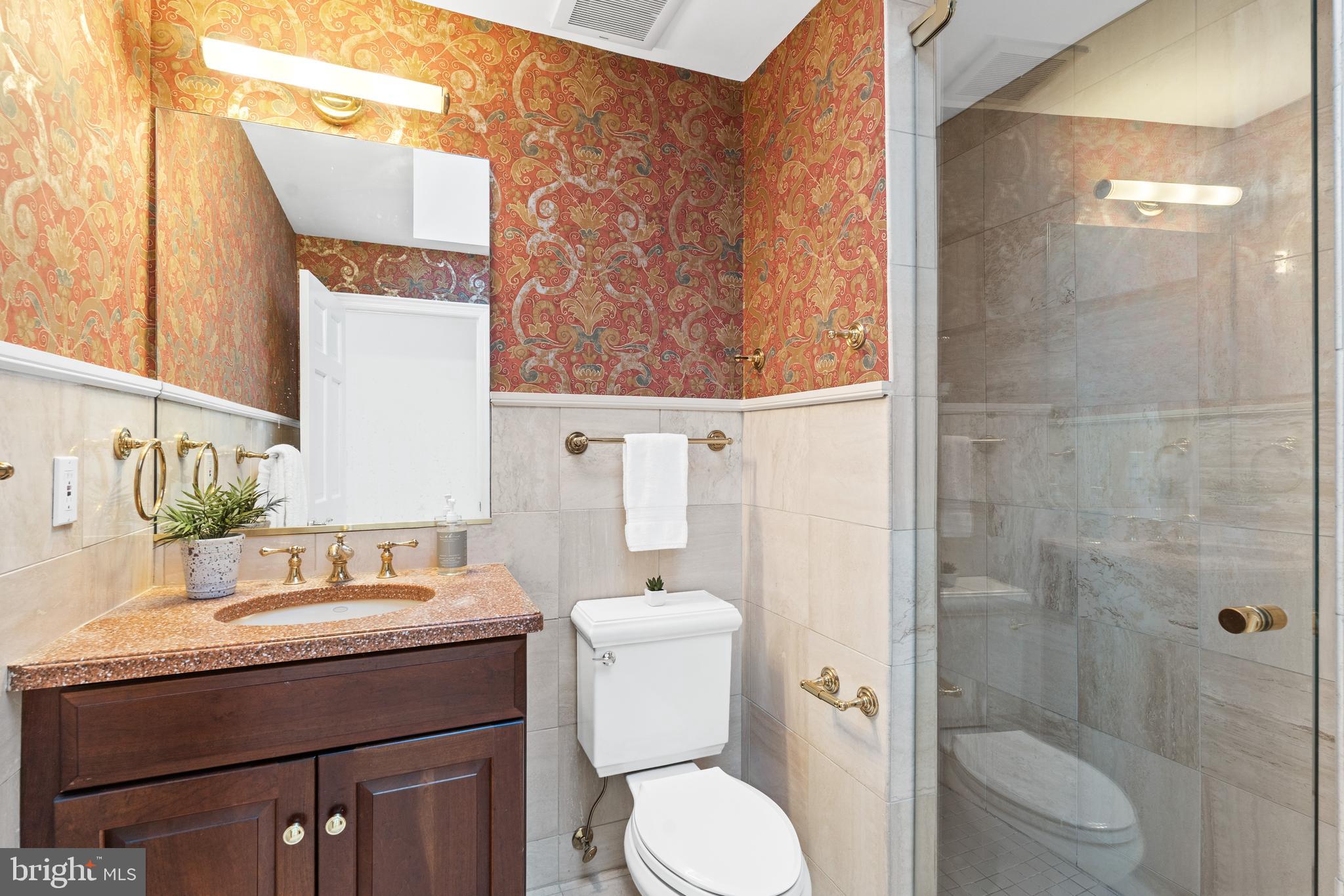 2121 S Street Northwest Washington, DC 20008 - Photo 18 of 37 Bathroom