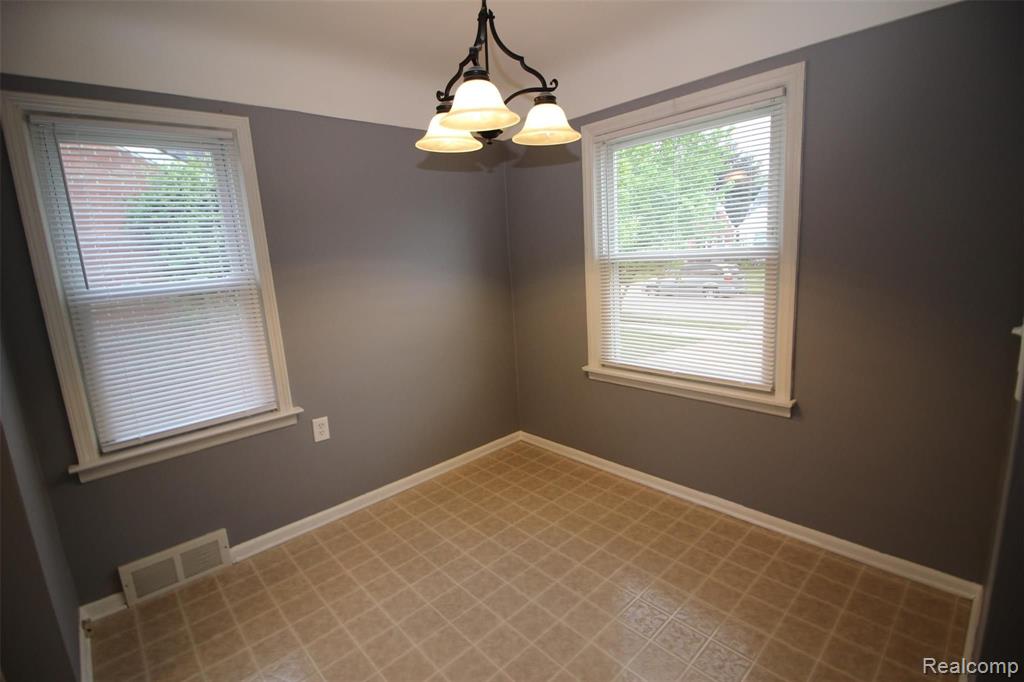 24080 Colgate Street Dearborn Heights, MI 48125 - Photo 10 of 32