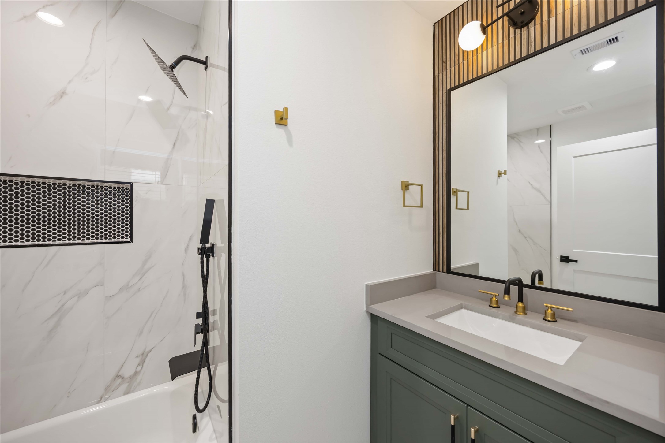 8013 Cora Street, Unit B Houston, TX 77088 - Photo 8 of 20 1st Bathroom