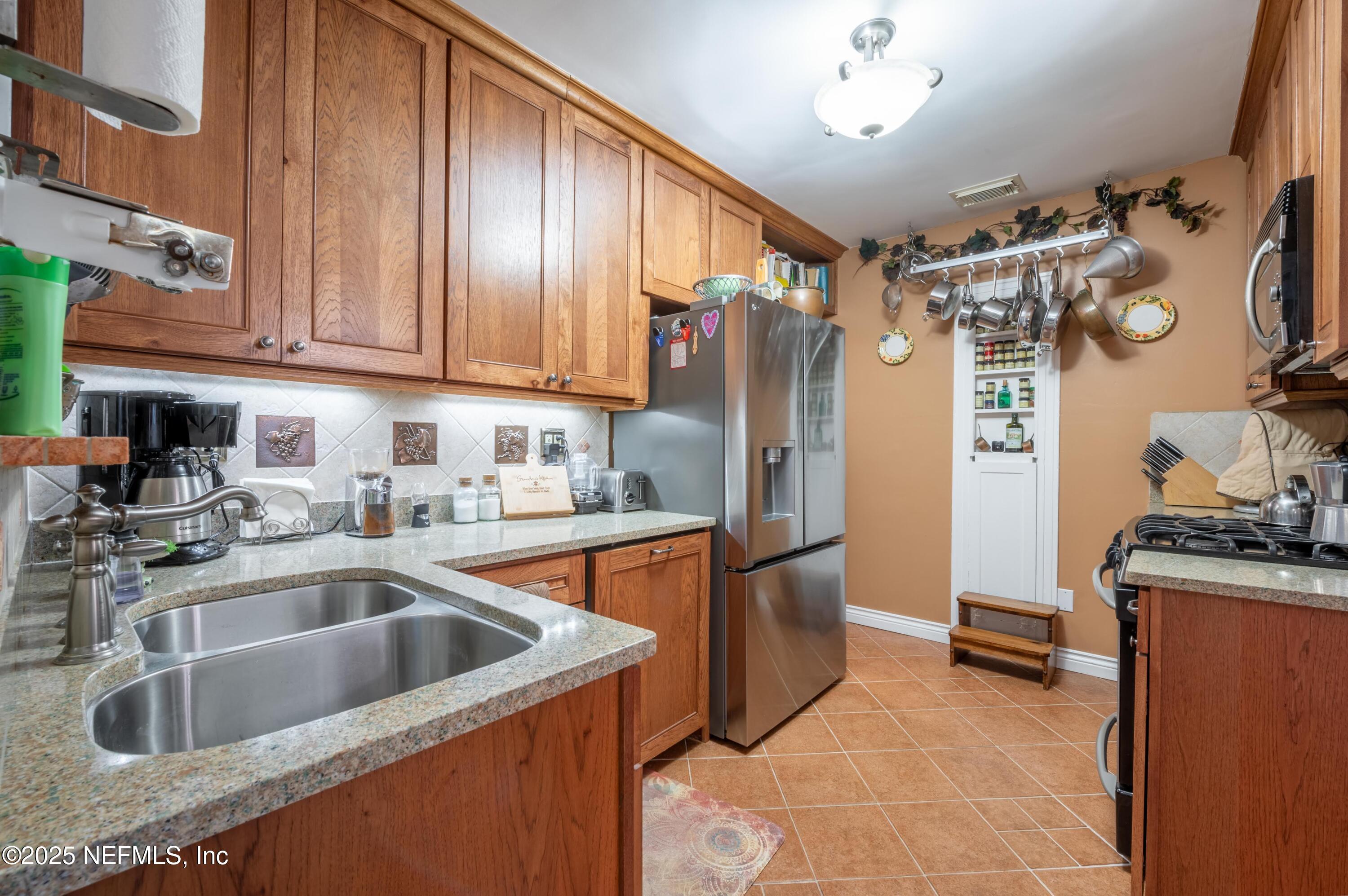 903 Old Hickory Road Jacksonville, FL 32207 - Photo 22 of 37 2024_07_08 903 Old Hickory Rd-073-kitche