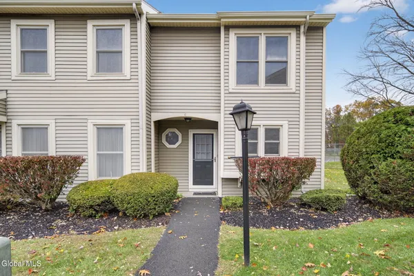 $280,000 | 6 Freemans Way, Halfmoon, NY 12065