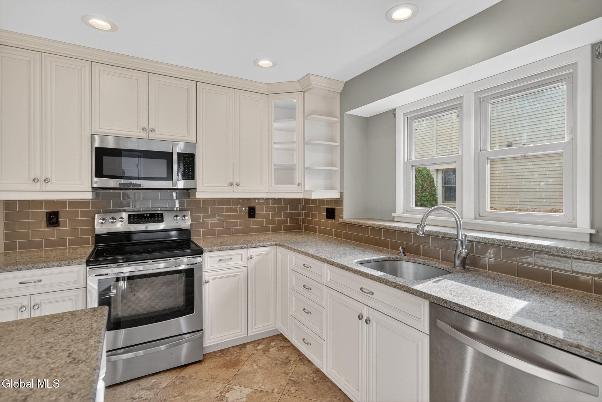 6 Freemans Way Halfmoon, NY 12065 - Photo 4 of 28 6-web-or-mls-006-DSC04791