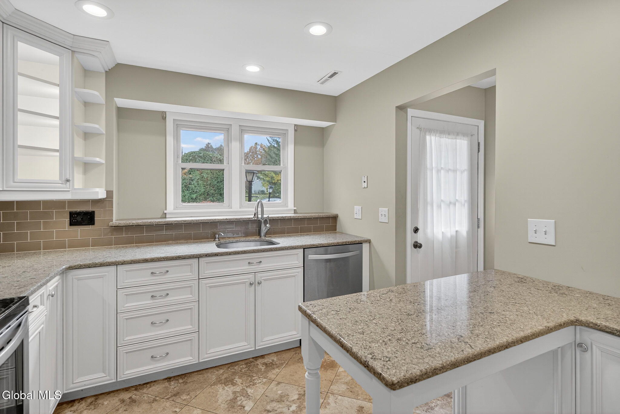 6 Freemans Way Halfmoon, NY 12065 - Photo 5 of 28 2-web-or-mls-002-DSC04808