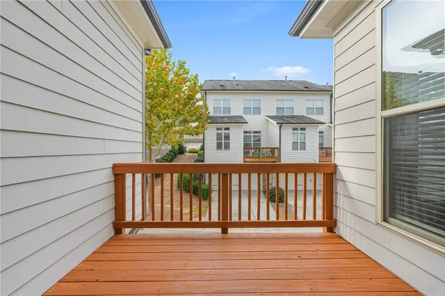 a view of entryway with a balcony
