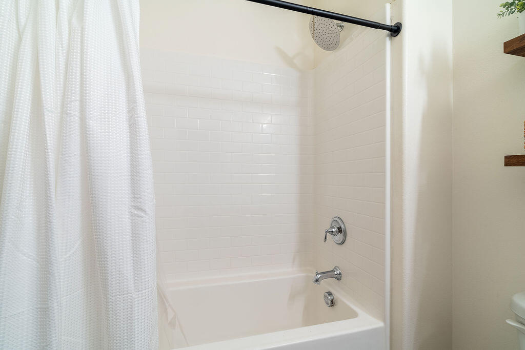 67470 Rio Naches Road Cathedral City, CA 92234 - Photo 19 of 32 a bathroom with a bathtub