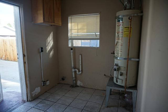 44822 Genoa Avenue Lancaster, CA 93534 - Photo 7 of 27 an entryway with a door