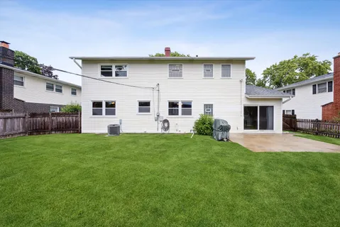 $575,000 | 919 East Ironwood Drive, Mount Prospect, IL 60056