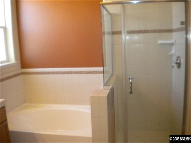 1607 Sewell Drive Reno, NV 89521 - Photo 6 of 8 a bathroom with a bathtub