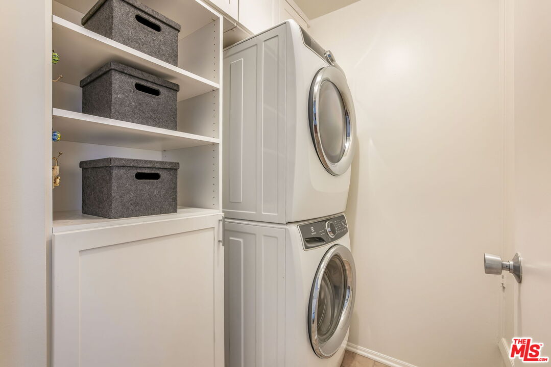 11805 Mayfield Avenue, Unit 202 Los Angeles, CA 90049 - Photo 16 of 17 a utility room with dryer and washer