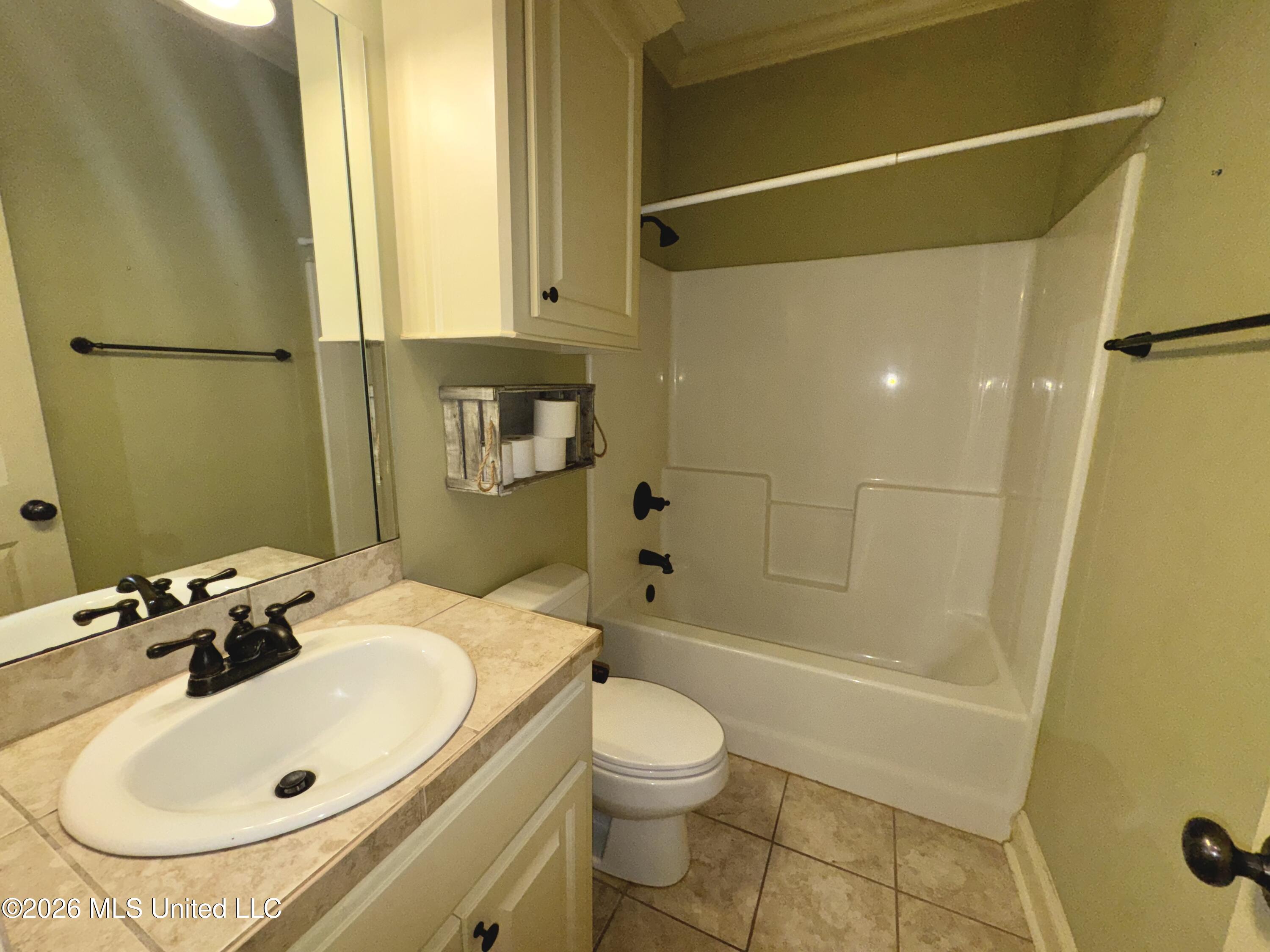 809 Windlass Cove Brandon, MS 39047 - Photo 20 of 23 Guest Bathroom