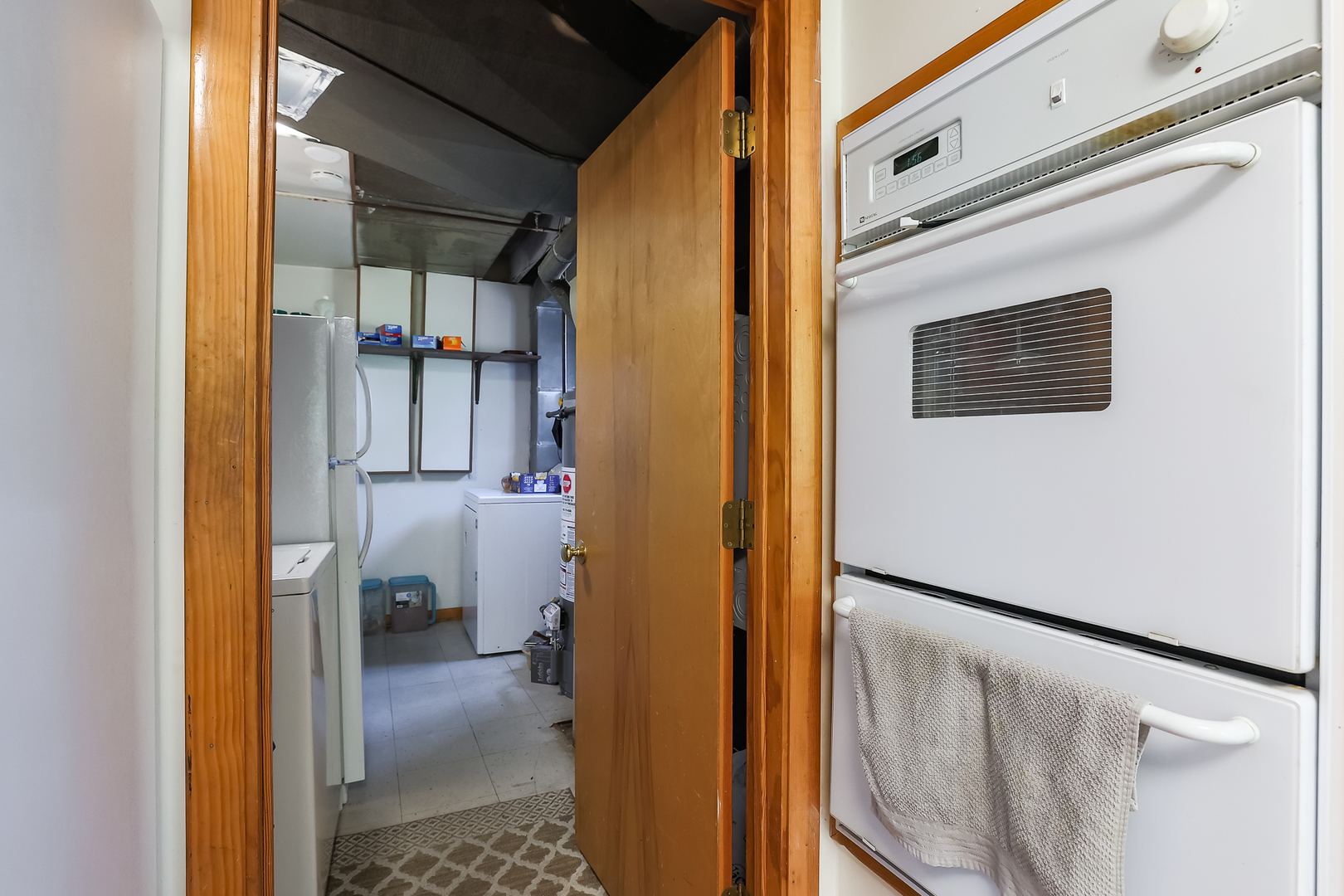 9461 Dee Road Des Plaines, IL 60016 - Photo 21 of 26 a view of living room