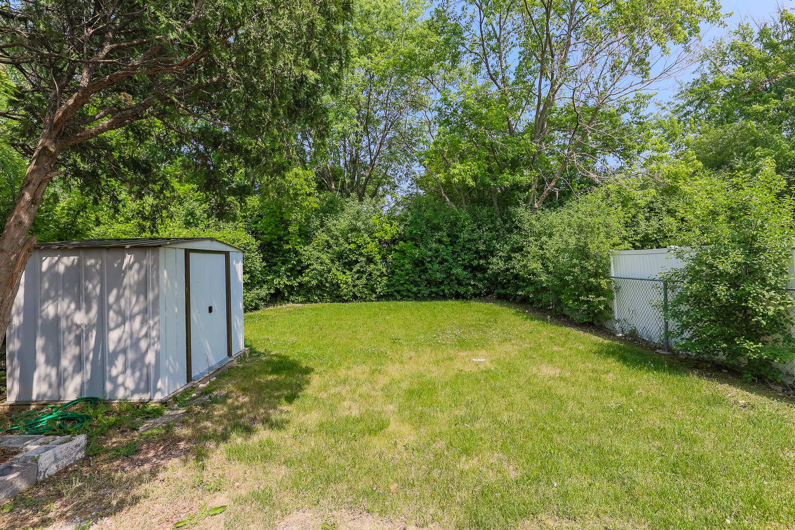 9461 Dee Road Des Plaines, IL 60016 - Photo 25 of 26 a view of a yard with basketball court