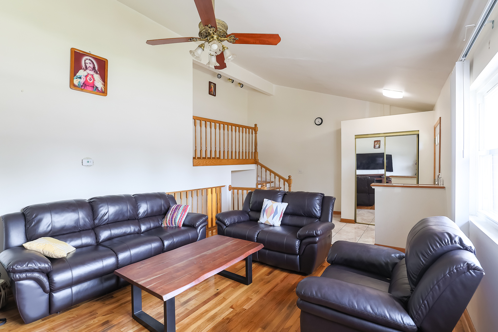 9461 Dee Road Des Plaines, IL 60016 - Photo 6 of 26 a living room with furniture