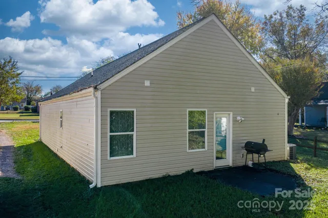a view of a house with backyard