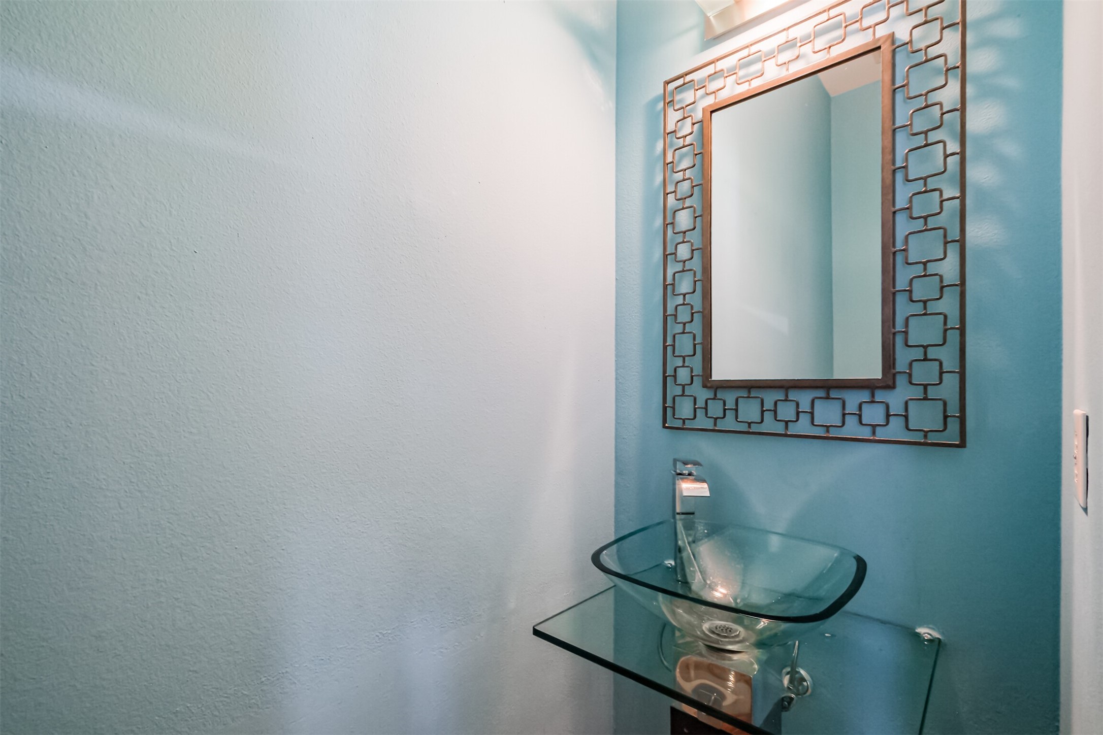 2364 Arlington Street Houston, TX 77008 - Photo 14 of 45 a bathroom with a toilet a sink and mirror