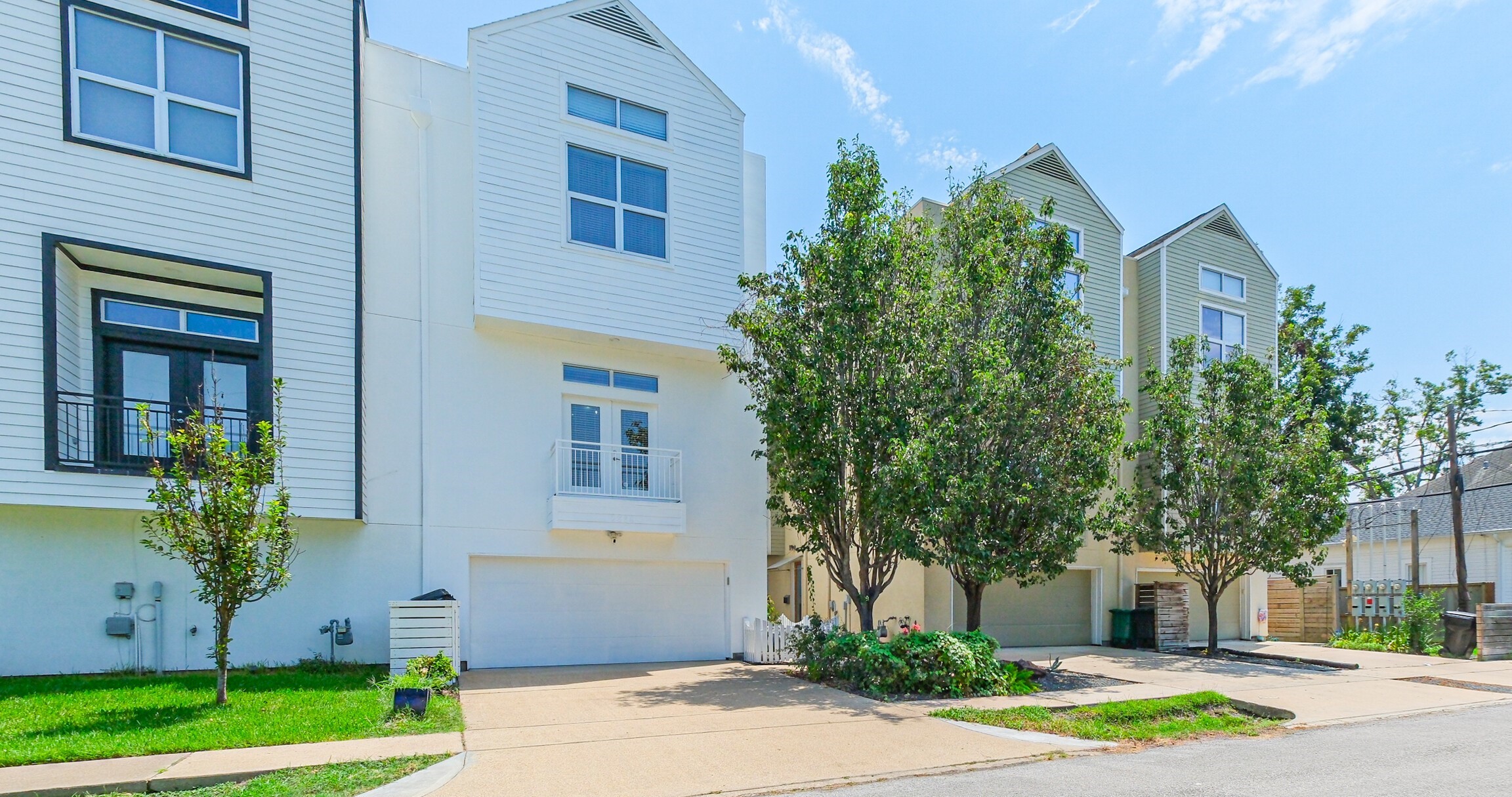 2364 Arlington Street Houston, TX 77008 - Photo 2 of 45 a front view of a house with garden