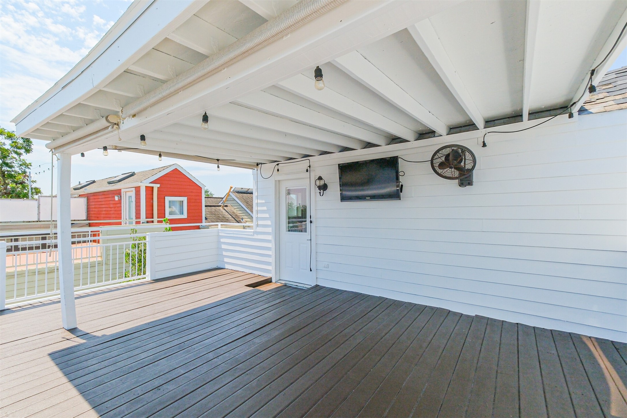 2364 Arlington Street Houston, TX 77008 - Photo 44 of 45 a view of an entryway