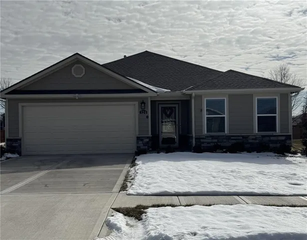 $350,000 | 520 Southeast Laurel Drive, Blue Springs, MO 64014