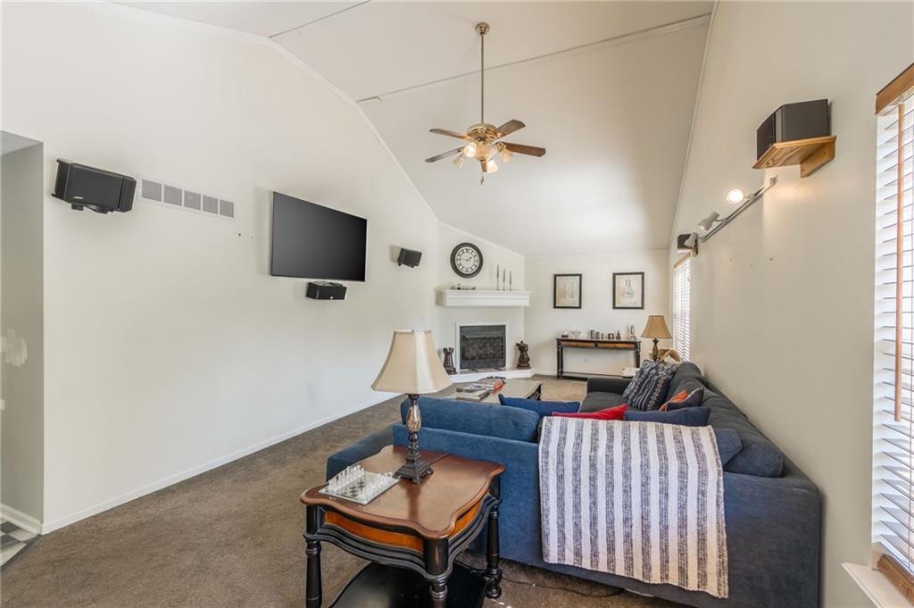 2906 Northeast Russell Rd. Kansas City, MO 64117 - Photo 5 of 34