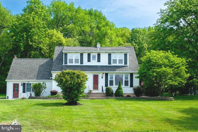 31 Bordentown Chesterfield Road Chesterfield, NJ 08515 - Photo 2 of 55 a front view of a house with a garden