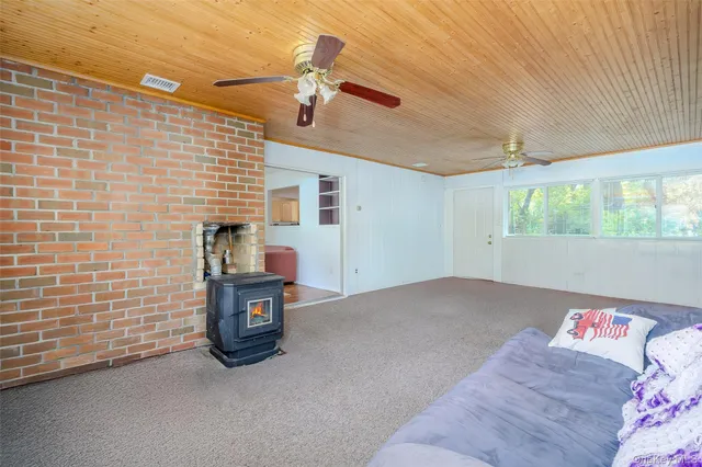 a view of livingroom with furniture