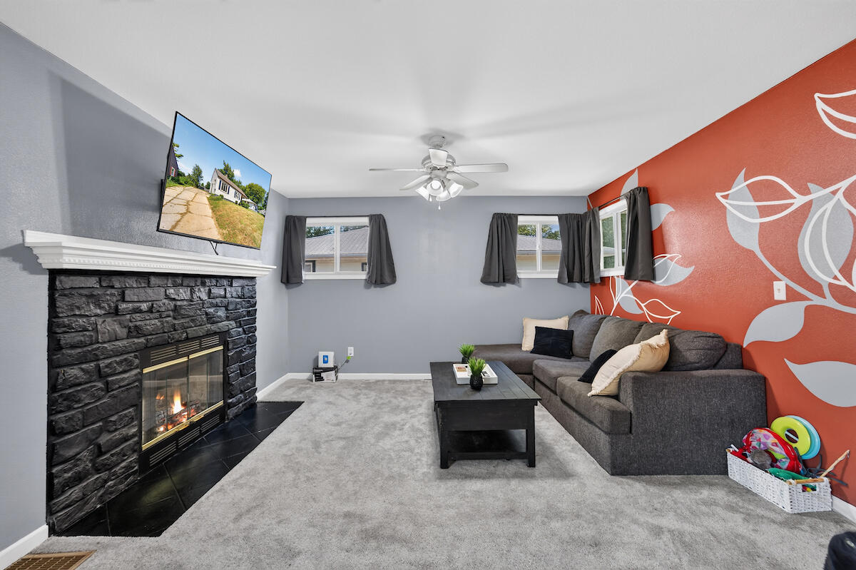 2018 Cleveland Avenue Racine, WI 53405 - Photo 7 of 20 Living Room