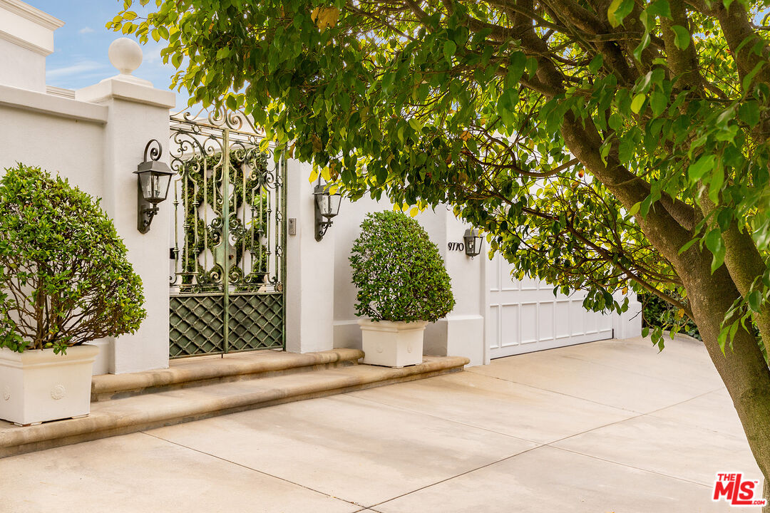 9770 San Circle Beverly Hills, CA 90210 - Photo 29 of 29 a view of a entrance of house