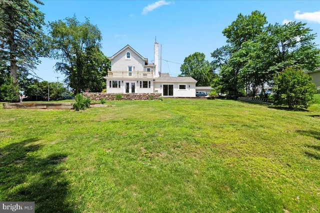 a view of a house with backyard and garden