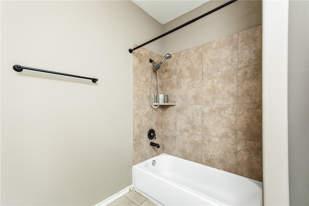 8221 Azimuth Court Corpus Christi, TX 78414 - Photo 33 of 40 a bathroom with a bathtub