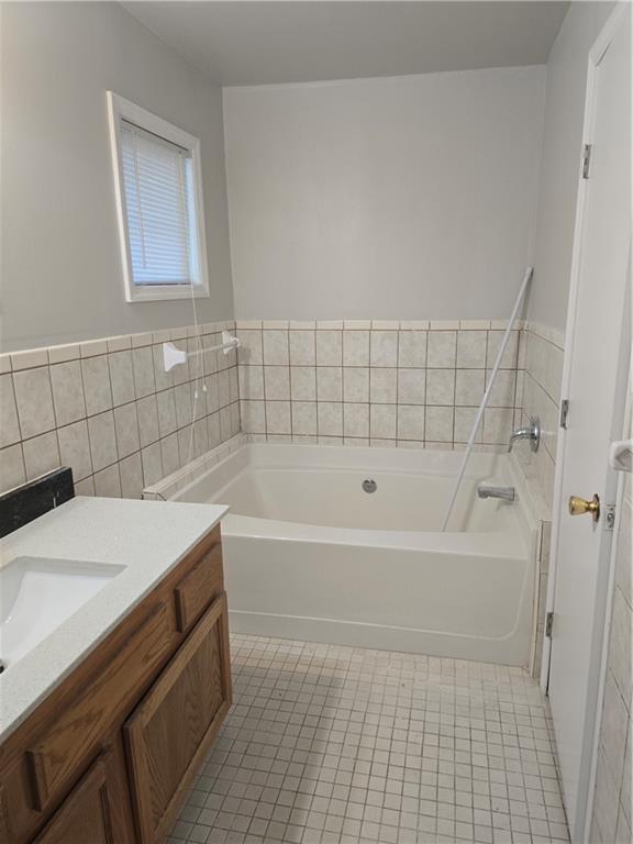 3725 Collier Drive Northwest Atlanta, GA 30331 - Photo 29 of 31 a bathroom with a bathtub