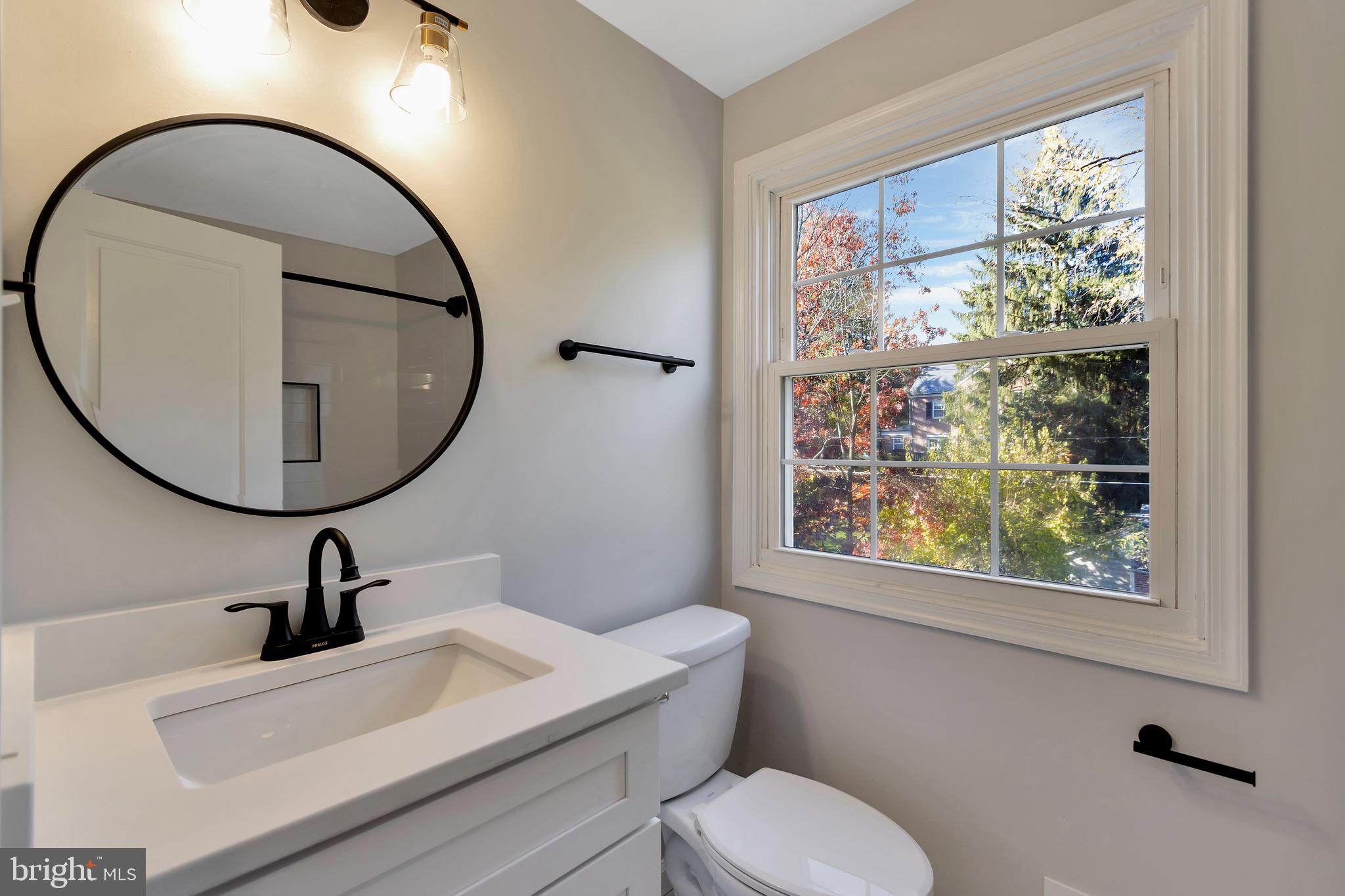 7112 Oxford Road Baltimore, MD 21212 - Photo 21 of 46 Hall Full Bathroom