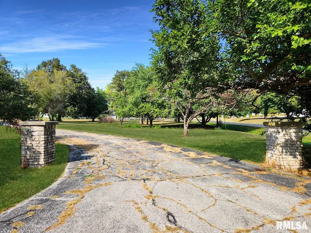 $400,000 | 304 North Locust Street, Delavan, IL 61734