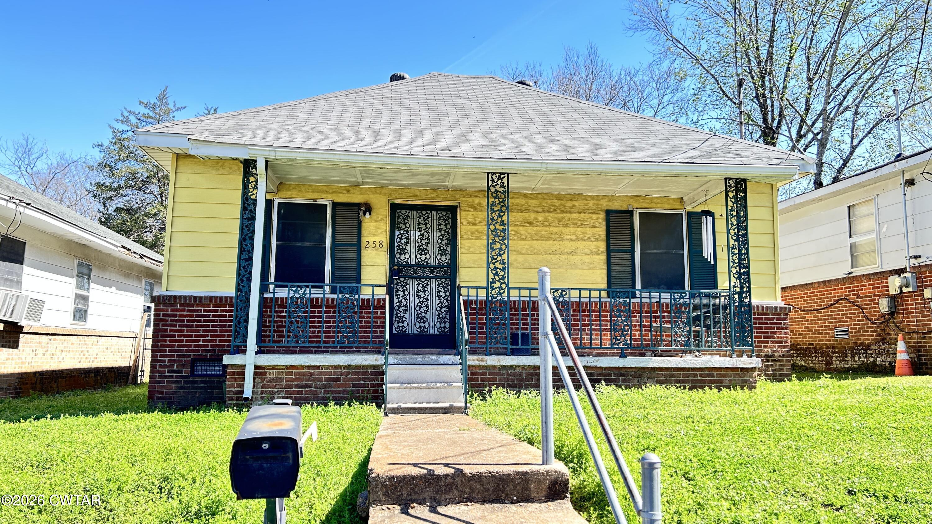 a view of an house with backyard porch and furniture