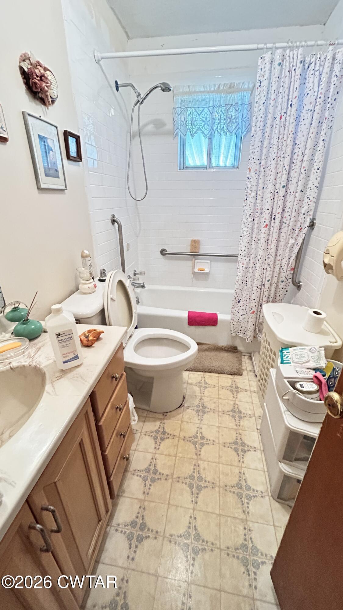 258 Oak Street Jackson, TN 38301 - Photo 14 of 22 a bathroom with a sink and a mirror