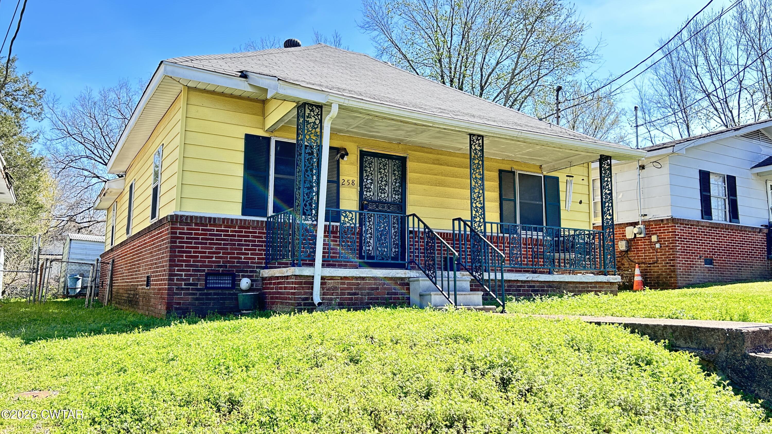 258 Oak Street Jackson, TN 38301 - Photo 2 of 22 a view of backyard with a garden and entertaining space