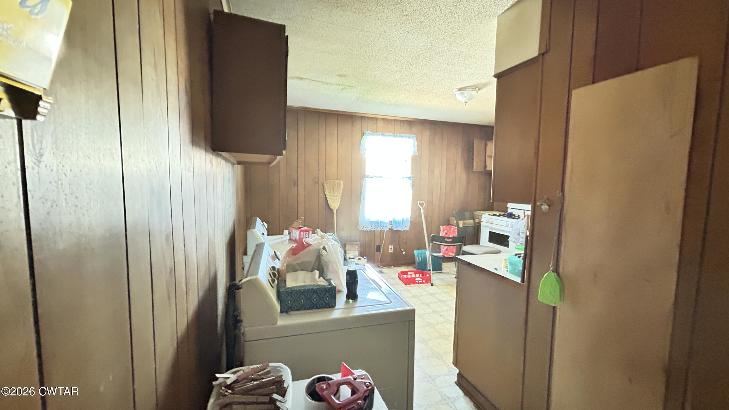258 Oak Street Jackson, TN 38301 - Photo 8 of 22 a room with a refrigerator dryer and washer