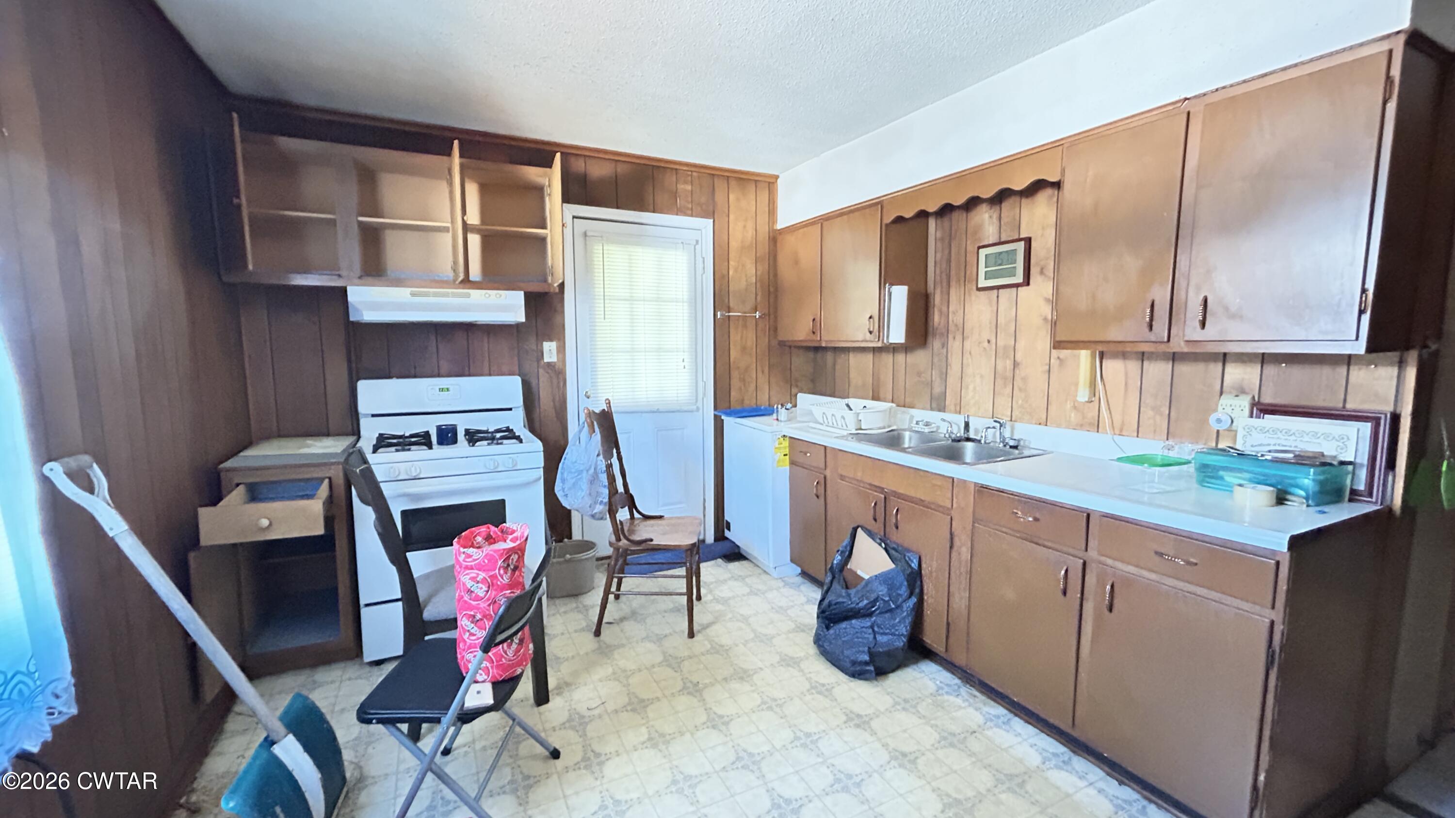 258 Oak Street Jackson, TN 38301 - Photo 9 of 22 a kitchen that has a sink and a stove in it