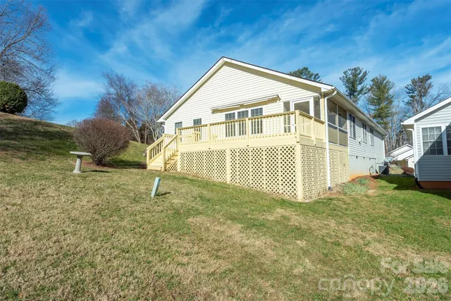 a view of a house with backyard