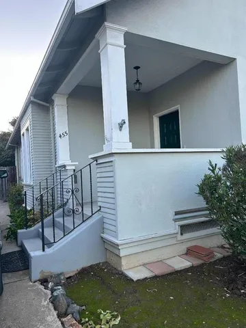 a view of entryway with a front door