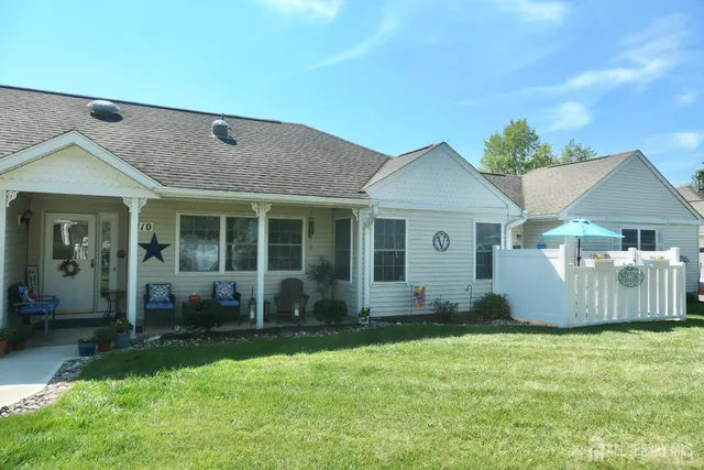 a view of a house with backyard and garden