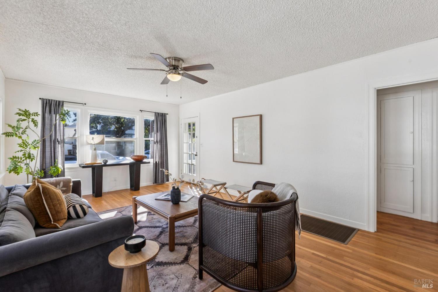 539 Randolph Street Napa, CA 94559 - Photo 11 of 35 a living room with furniture