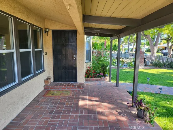a view of a backyard with garden