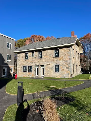 a view of a house with backyard