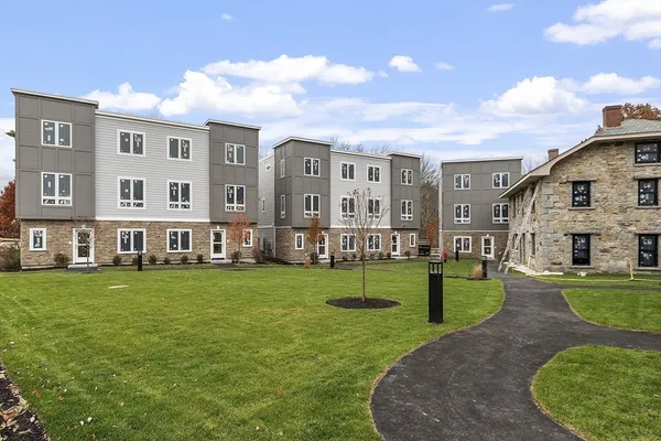 $899,000 | 225 Middlesex Turnpike, Unit 106, Burlington, MA 01803