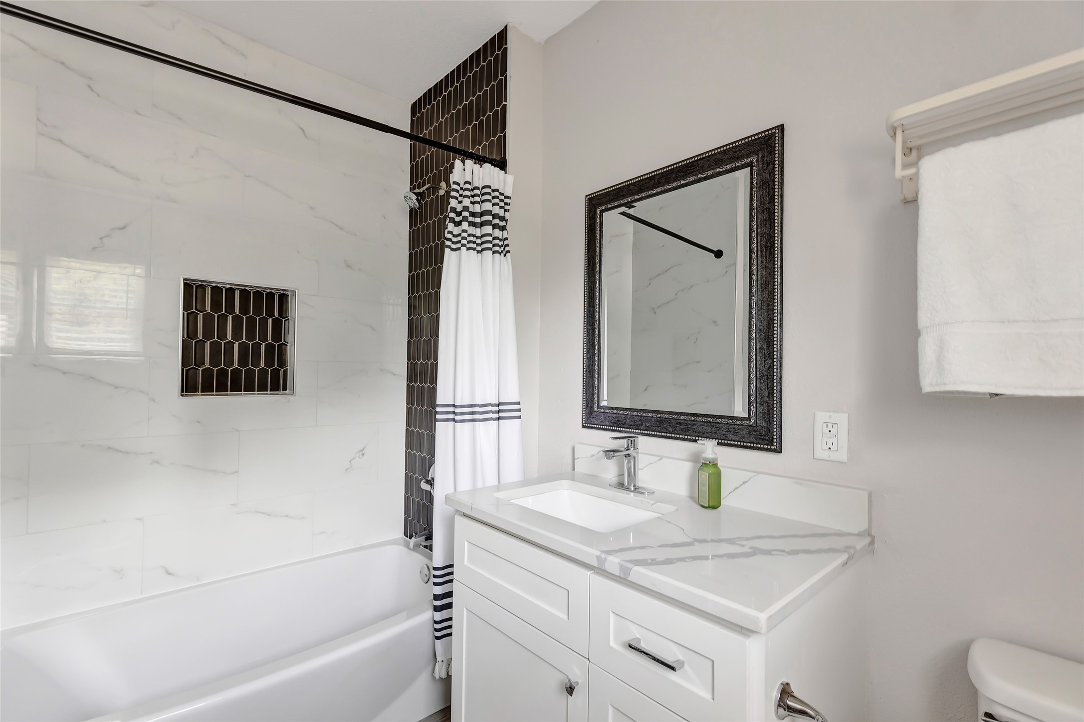 105 Wallisville Road Liberty, TX 77575 - Photo 20 of 43 Bath off of dining area