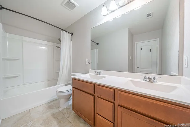 an empty room with closet and ceiling fan