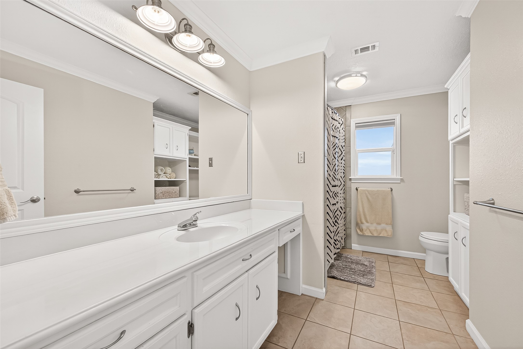 10550 Brinkmeyer Road Needville, TX 77461 - Photo 24 of 40 Full Bath 2 serves the three secondary bedrooms