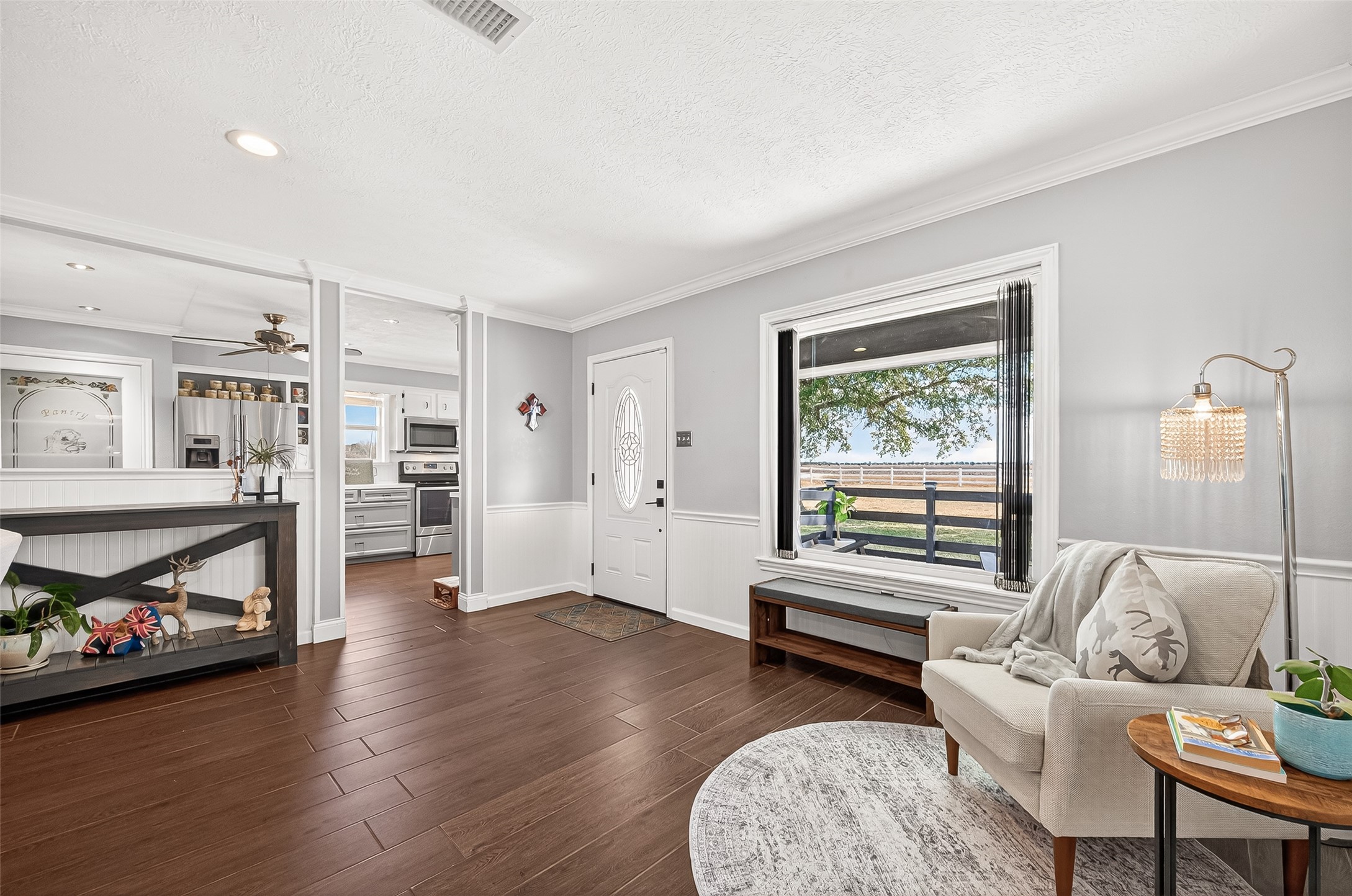 10550 Brinkmeyer Road Needville, TX 77461 - Photo 9 of 40 Sitting area just inside front door, next to living room