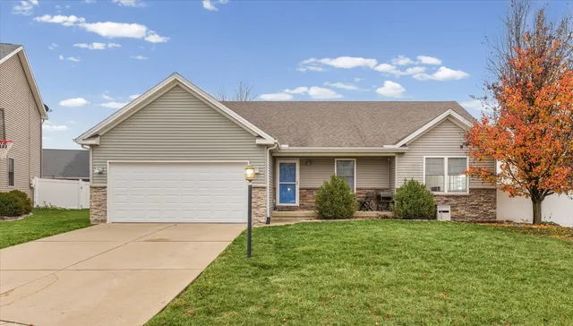 $304,900 | 1713 Hunters Ridge Court, Mahomet, IL 61853